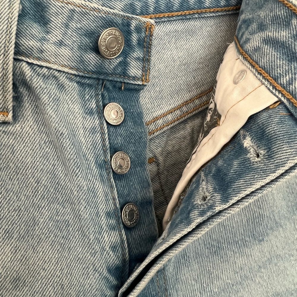Blue denim Levi’s shorts - Picture 3 of 4